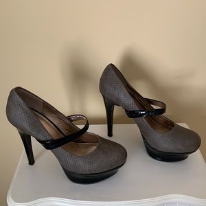 👠BCBG Stilettos Smoked Gray Leather & Black.👠